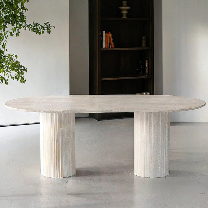 Table à manger en travertin, au design élégant et intemporel, sublimant la texture naturelle de la pierre pour un espace raffiné et convivial.