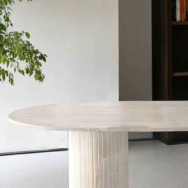 Table à manger en travertin, au design élégant et intemporel, sublimant la texture naturelle de la pierre pour un espace raffiné et convivial.