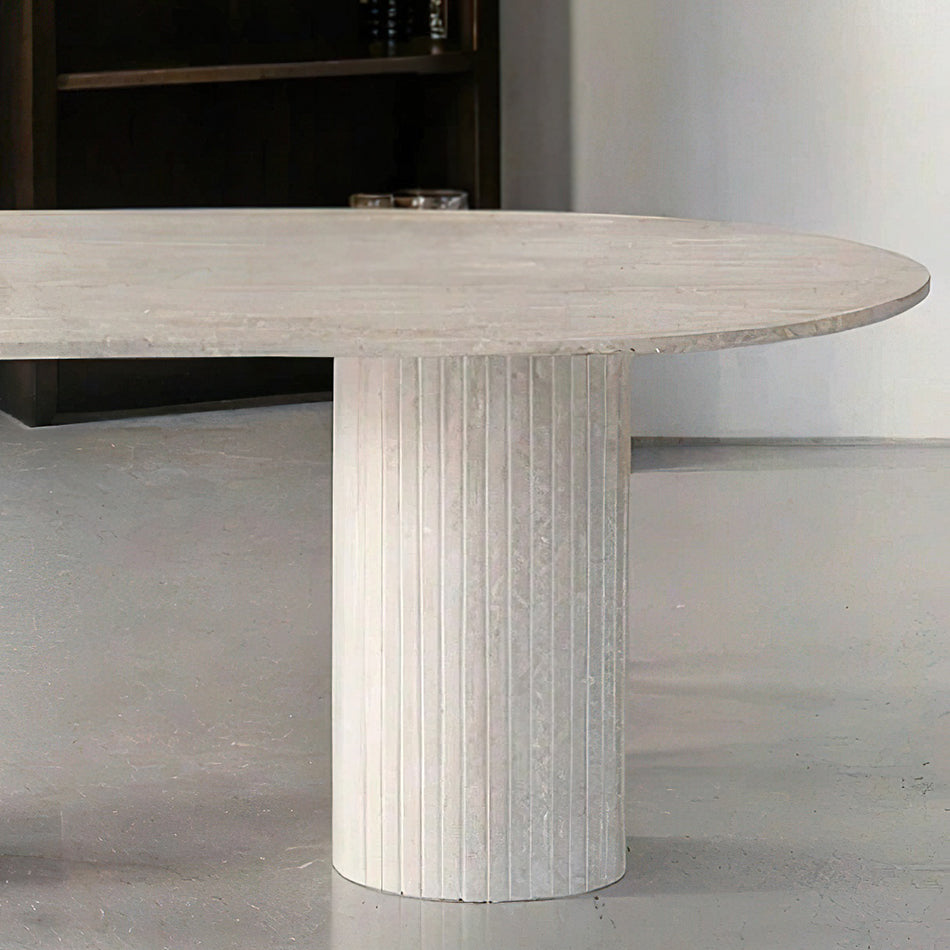 Table à manger en travertin, au design élégant et intemporel, sublimant la texture naturelle de la pierre pour un espace raffiné et convivial.