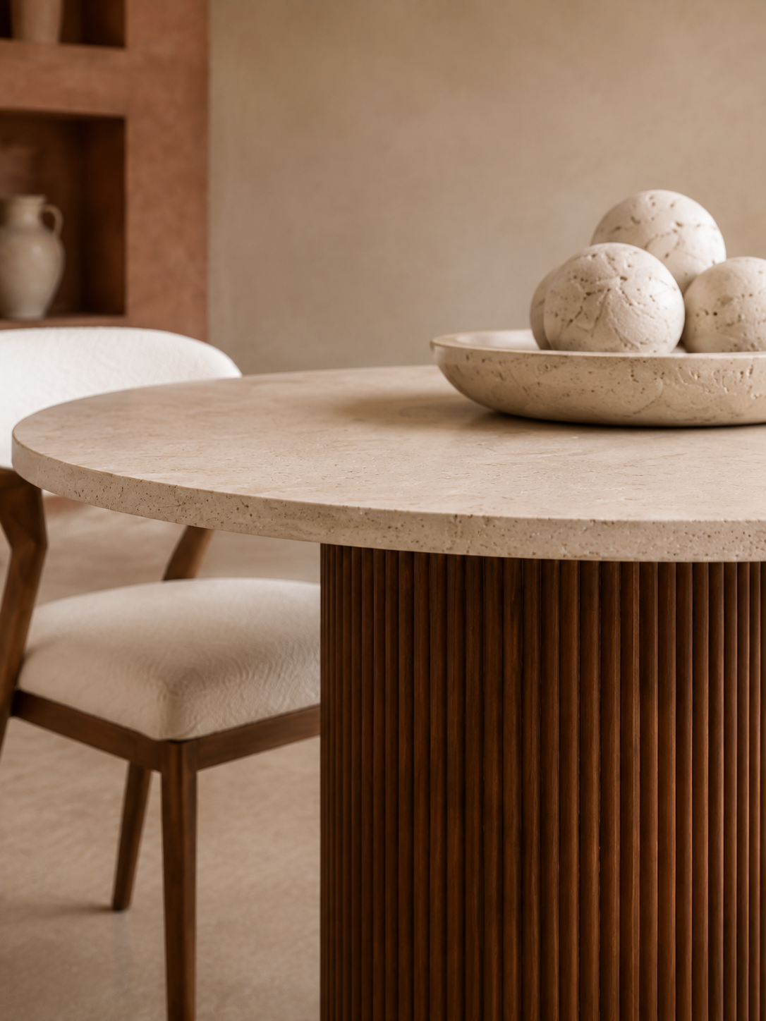 Alya - Table à manger ronde en travertin et bois