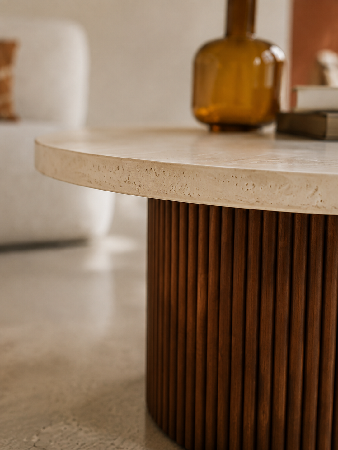 Dahlia - Table basse ronde en travertin et bois massif