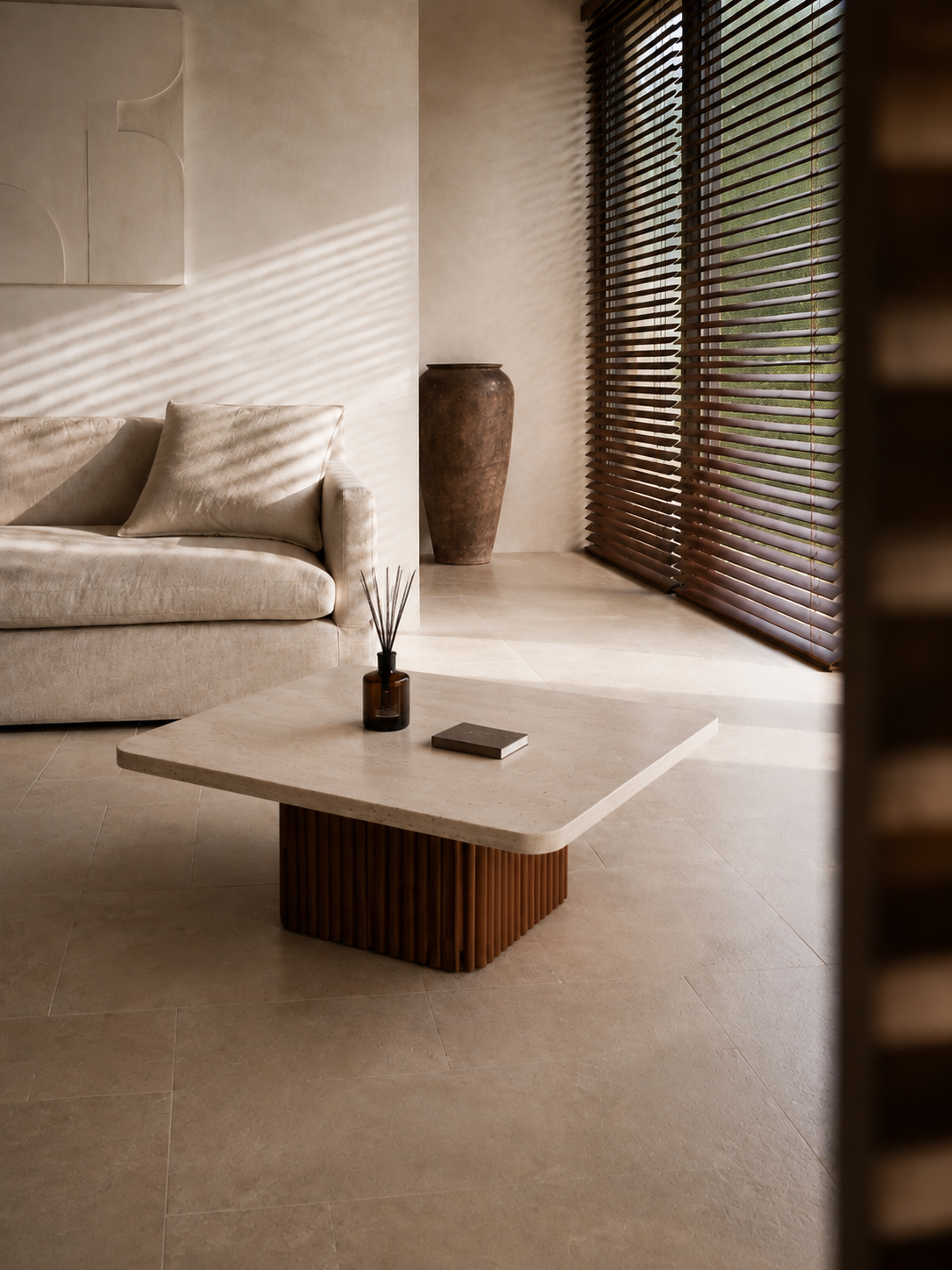 Kenza - Table basse carrée en travertin et bois