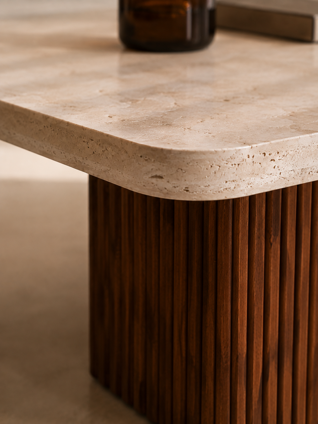 Kenza - Table basse carrée en travertin et bois
