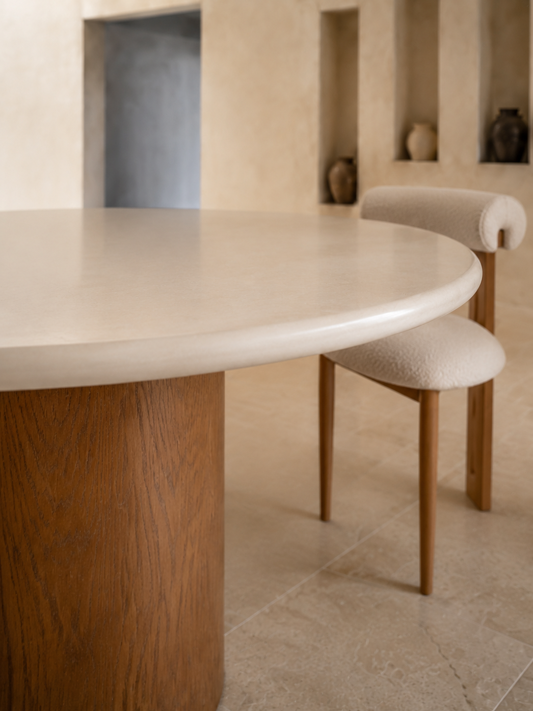 Roya - Table à manger ronde en béton ciré et bois