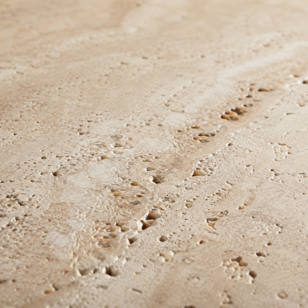 Gros plan sur la texture poreuse d'une table en travertin