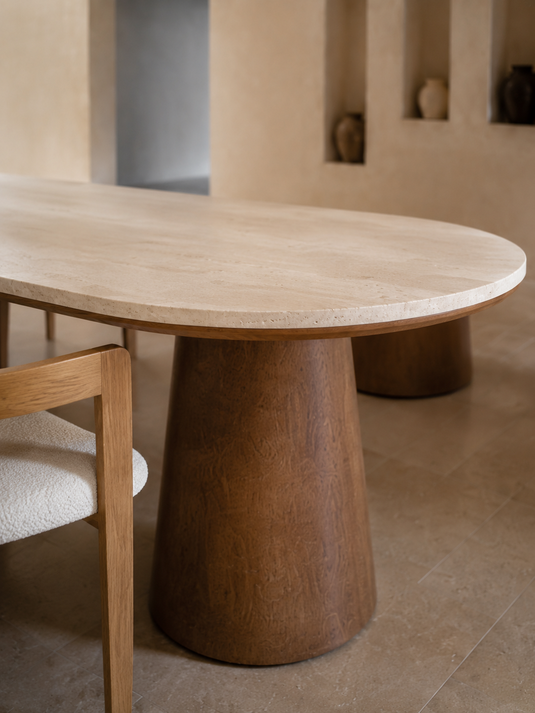 Yara - Table à manger en travertin, pieds bois